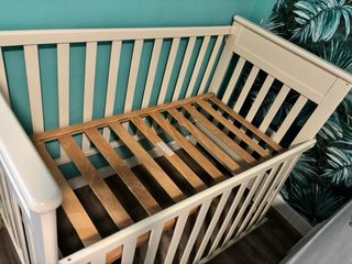 Cuna de bebé color beige