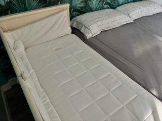 Cuna de bebé color beige