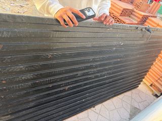 Puerta de garaje de dos hojas y puerta