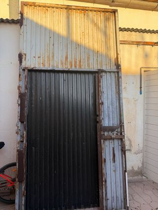 Puerta de garaje de dos hojas y puerta