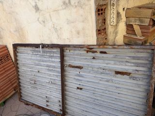 Puerta de garaje de dos hojas y puerta