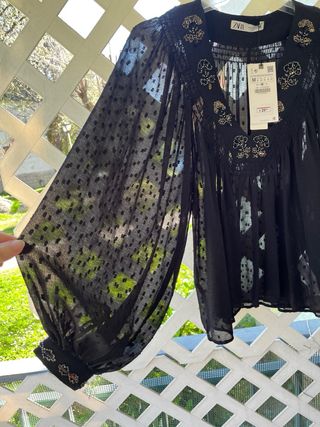 Blusa Zara bordada negra Talla M
