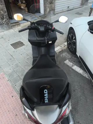 Suzuki Burgman 125 gris