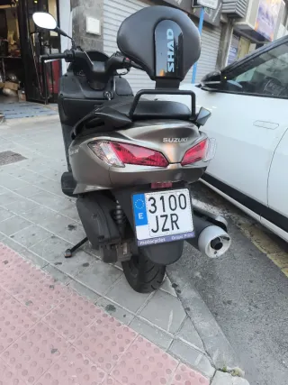 Suzuki Burgman 125 gris