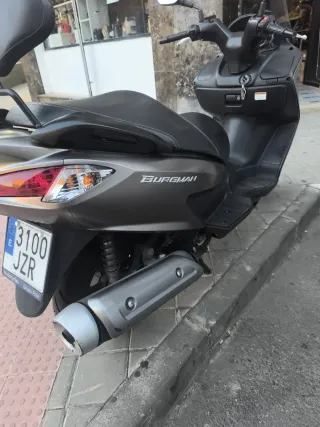 Suzuki Burgman 125 gris