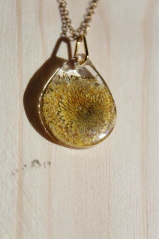 Colgante flor seca resina dorado