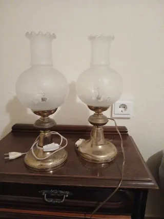 Lámparas de mesa doradas y blancas