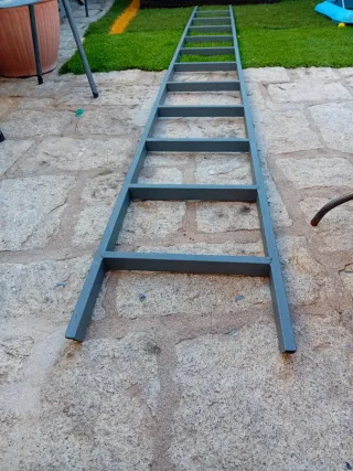 Escalera metálica gris