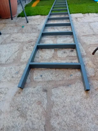 Escalera metálica gris