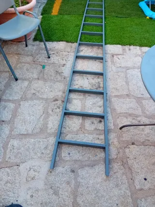 Escalera metálica gris