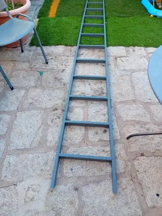 Escalera metálica gris