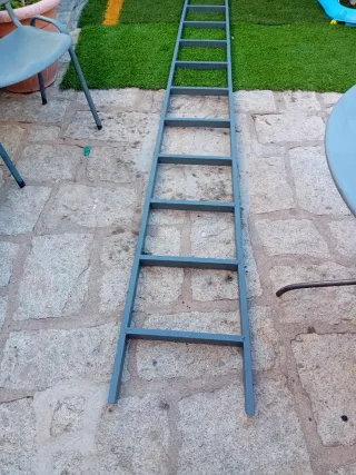 Escalera metálica gris