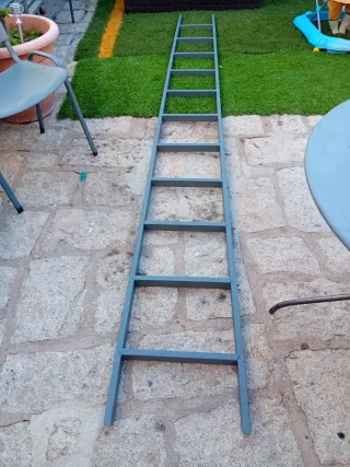 Escalera metálica gris