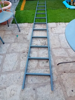 Escalera metálica gris