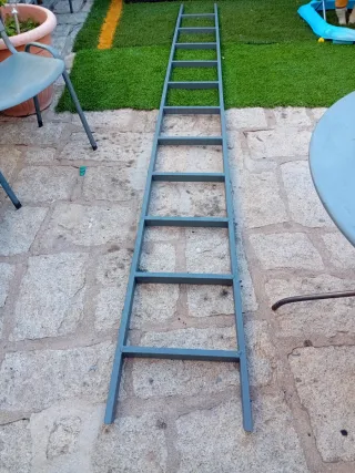 Escalera metálica gris