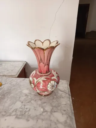 Jarrón antiguo rosa con flores