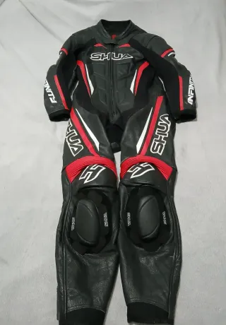Mono de moto SHUA negro y rojo