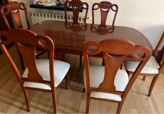Mesa de comedor de madera oscura