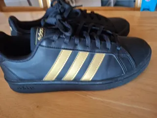 Zapatillas Adidas Grand Court Base Negras y Dorada