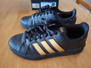 Zapatillas Adidas Grand Court Base Negras y Dorada