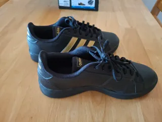 Zapatillas Adidas Grand Court Base Negras y Dorada