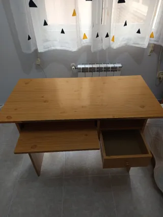 Escritorio de madera marrón y beige