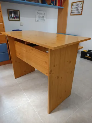 Escritorio de madera marrón y beige