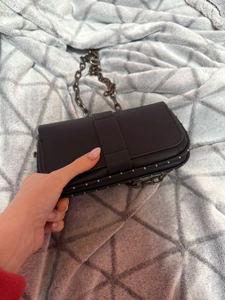 Bolso negro con cadena