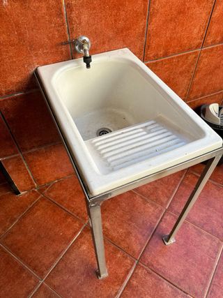 Pileta de lavadero con grifo