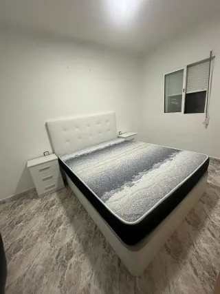 Cama canapé tapizado beige y madera