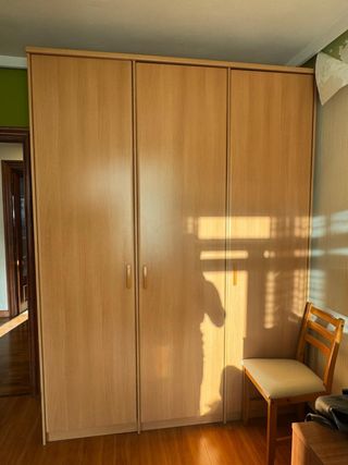 Armadio in legno a 3 ante