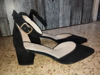 Zapatos negros ante con tira tobillo
