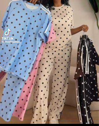 Conjunto de mujer lunares