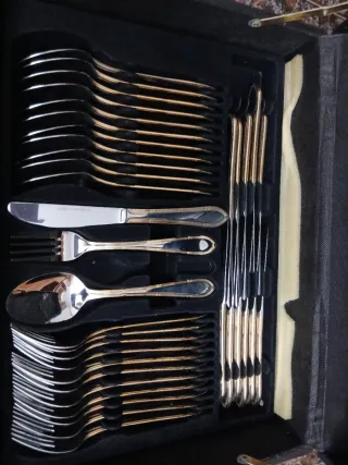 Posate in metallo dorate e argentate