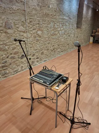 Equipo de sonido mesa mezclas y micrófonos