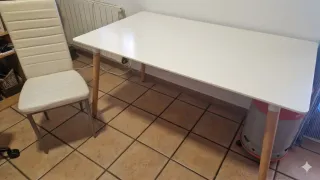 Mesa blanca y 4 sillas