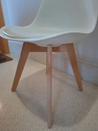 Sedia moderna bianca e in legno