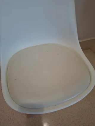 Sedia moderna bianca e in legno