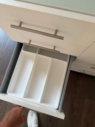 Cajonera moderna blanca con cristal 80cm ancho