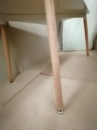 Mesa blanca lacada y madera Nogal claro