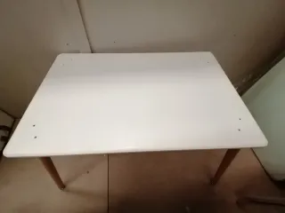 Mesa blanca lacada y madera Nogal claro