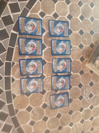Cartas Pokémon variadas, todas verdaderas.
