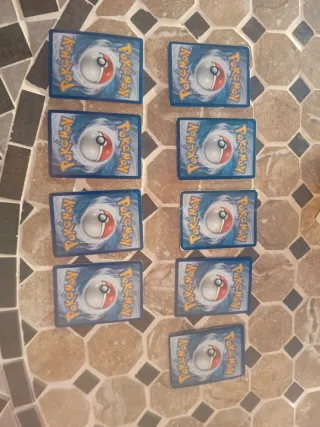 Cartas Pokémon variadas, todas verdaderas.