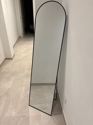 Espejo de cuerpo entero con marco negro