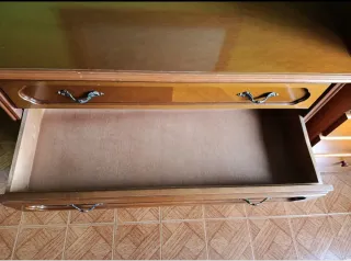 Cómoda clásica de madera con espejo