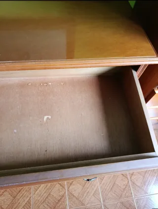 Cómoda clásica de madera con espejo