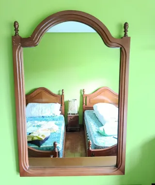 Cómoda clásica de madera con espejo