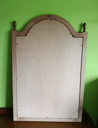 Cómoda clásica de madera con espejo