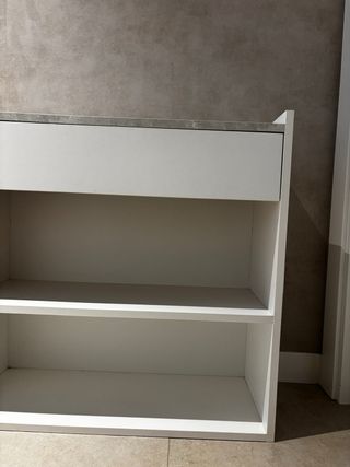 Mueble de almacenaje blanco y gris