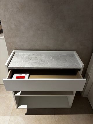 Mueble de almacenaje blanco y gris